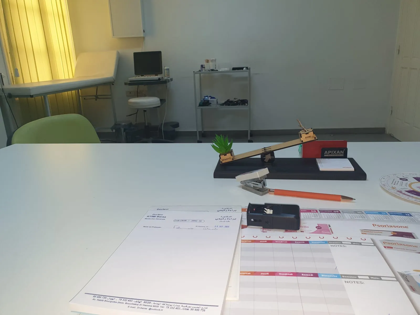 Espace d'examen avec table d'examen et matériel médical